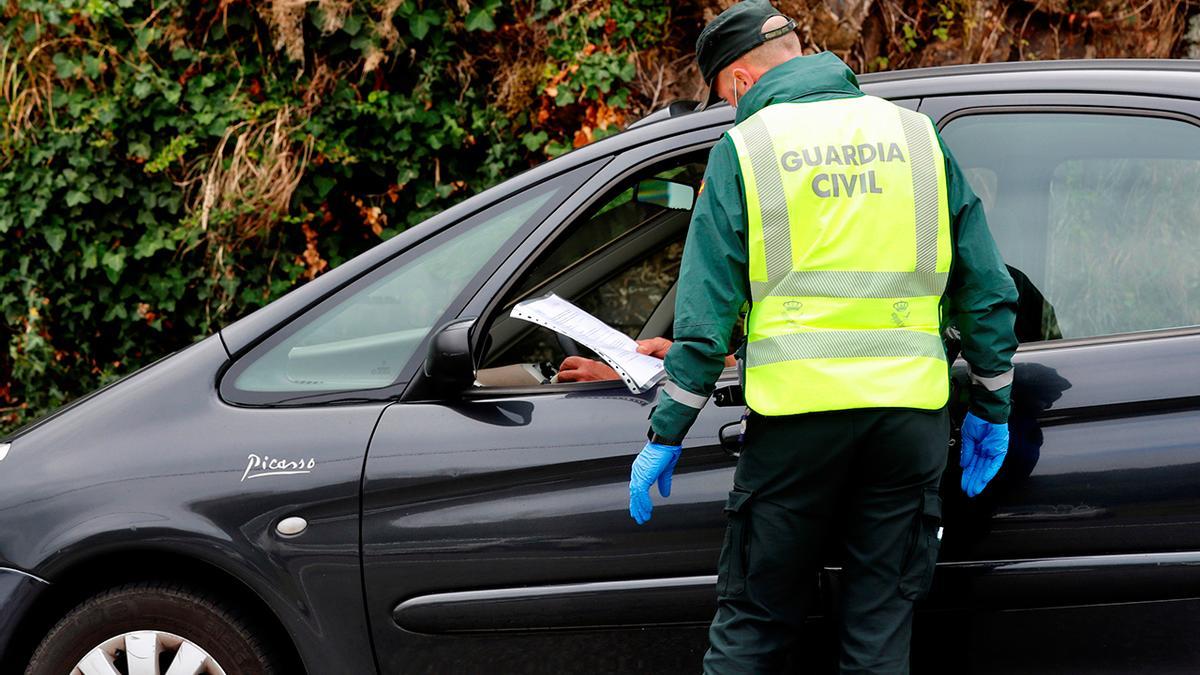 Control de la Guardia Civil en una carretera de Galicia