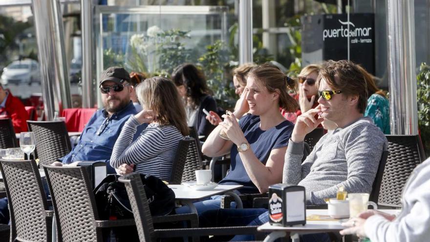 Clientes disfrutan en una terraza de El Postiguet de las buenas temperaturas