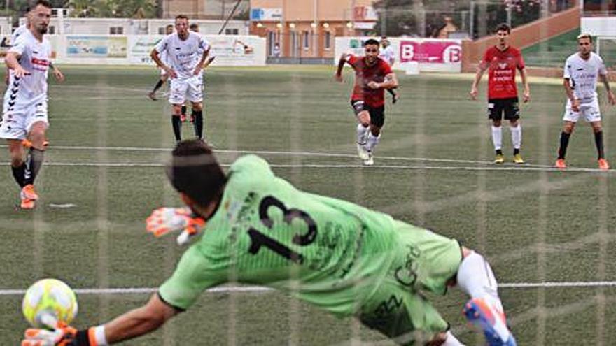 Un instante del amistoso de pretemporada que la Peña Deportiva y el Formentera disputaron durante el pasado verano.