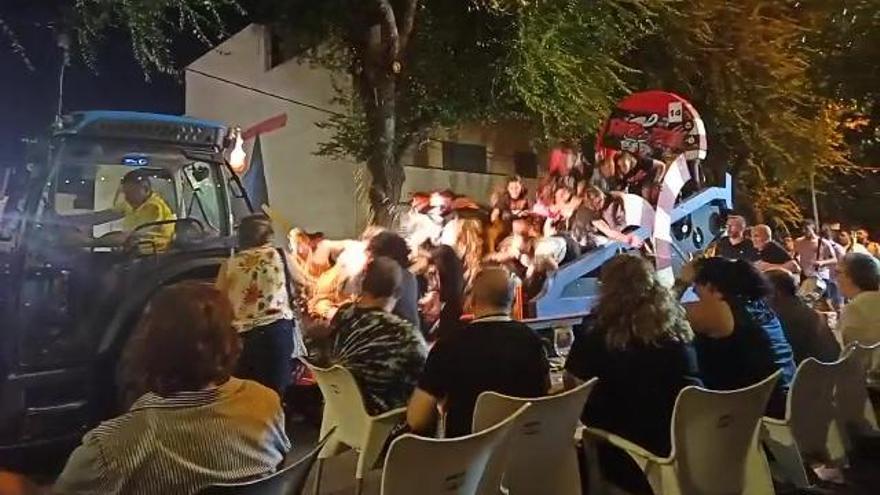 VÍDEO: Accidente de una carroza de disfraces en l'Alcúdia de Crespins