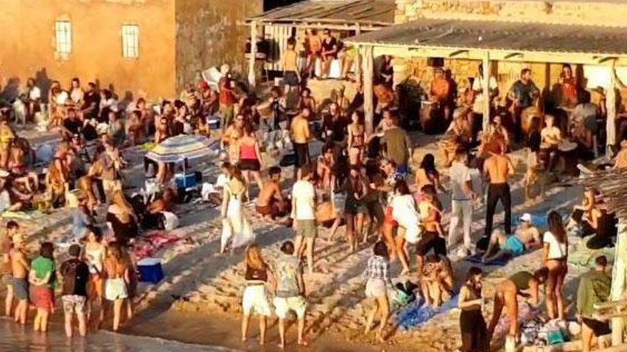 Una fiesta en una playa de Ibiza, sin distancias mínimas ni mascarillas entre los participantes.