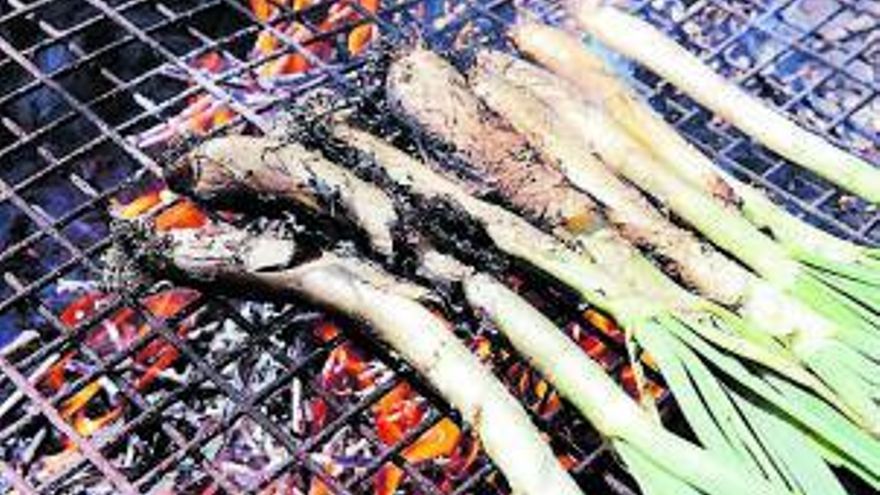 Faszination Calçots: Warum die Menschen auf Mallorca so gerne verkohlte Zwiebeln vom Grill essen