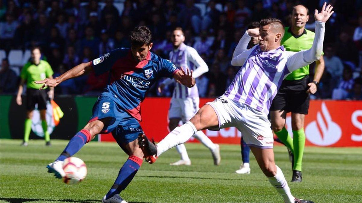 Aguilera dispara a puerta ante el defensa del Real Valladolid Alcaraz