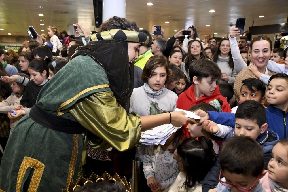 Los Reyes Magos llegan al aeropuerto de Alvedro