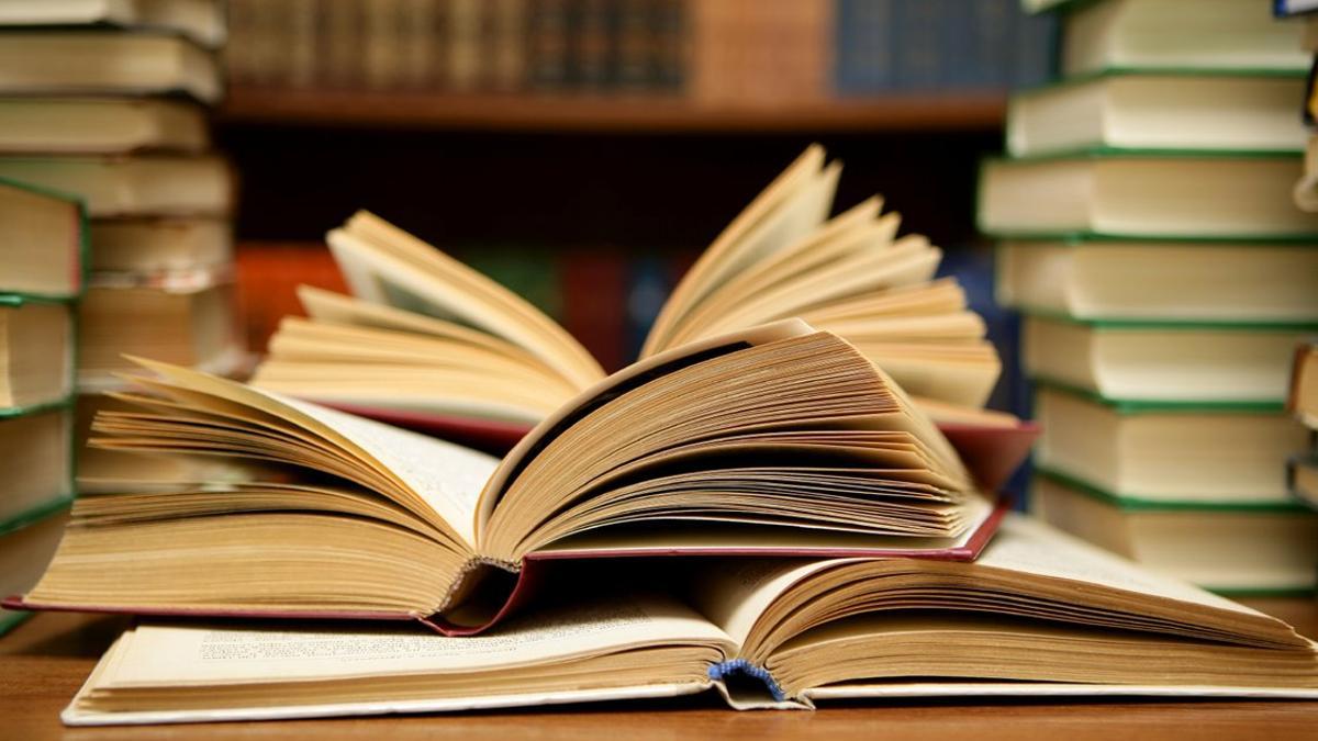 Varios libros en una biblioteca.