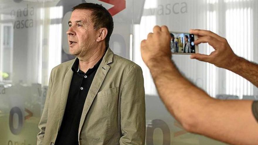 Arnaldo Otegi a la redacció de l&#039;emissora RAC-1, on el van entrevistar en relació amb la seva candidatura