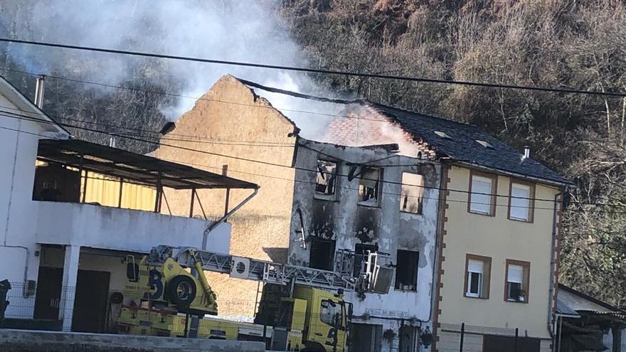 EN IMÁGENES: Muere una mujer y otra resulta herida grave en el incendio de una vivienda en Cangas del Narcea