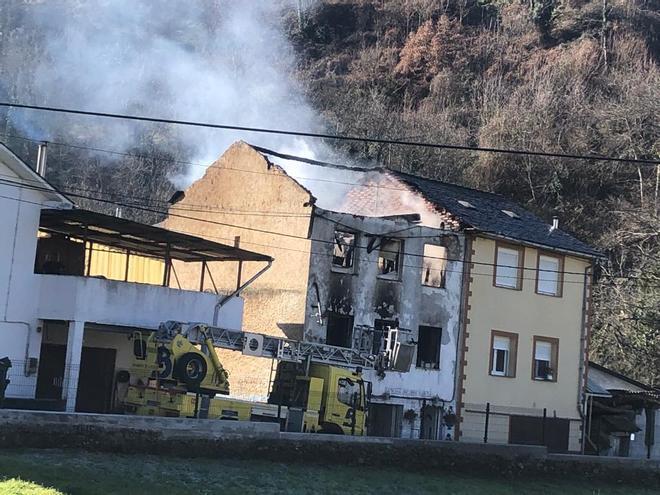 EN IMÁGENES: Muere una mujer y otra resulta herida grave en el incendio de una vivienda en Cangas del Narcea