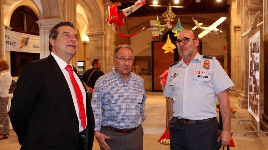 Esteban Aparicio, José David Vigil-Escalera y Félix Santos, ayer, en la colegiata.