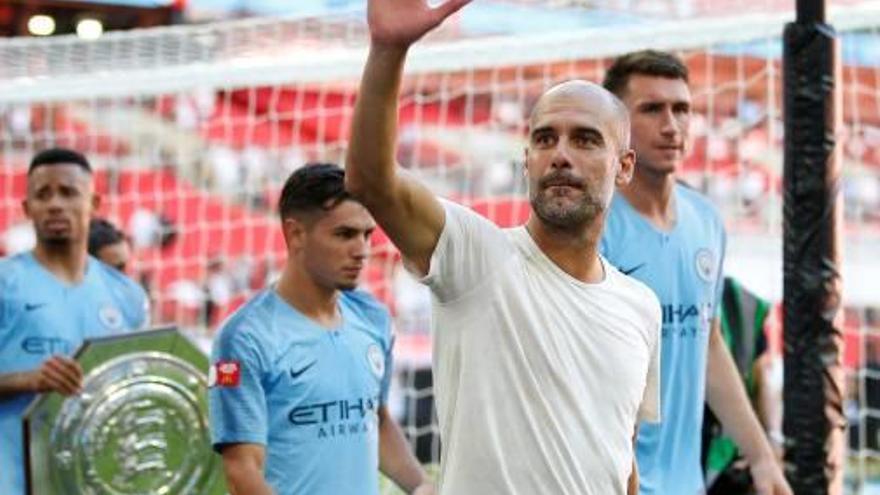 Guardiola celebra el títol assolit amb l&#039;afició i els seus jugadors