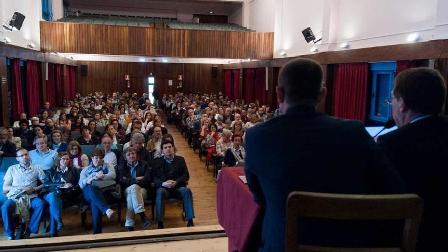 La primera de las asambleas informativas celebradas ayer en el IES Aramo, en Oviedo.