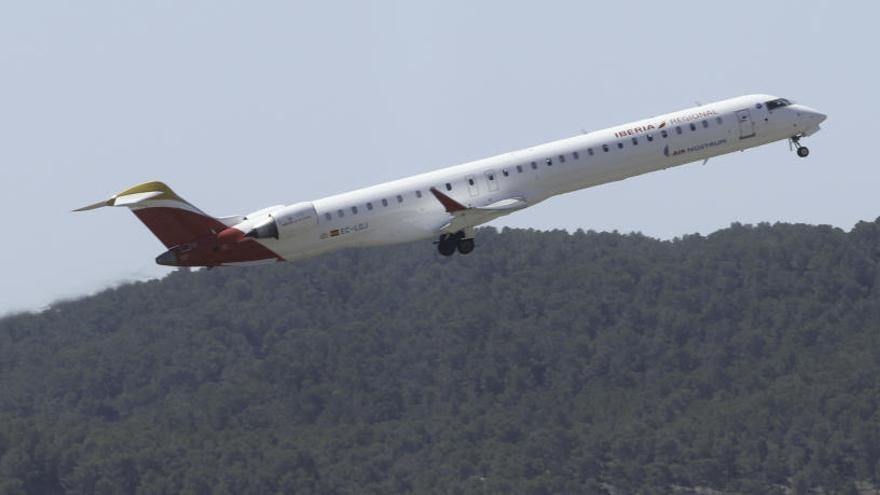 Un avión en el aeropuerto de Ibiza.