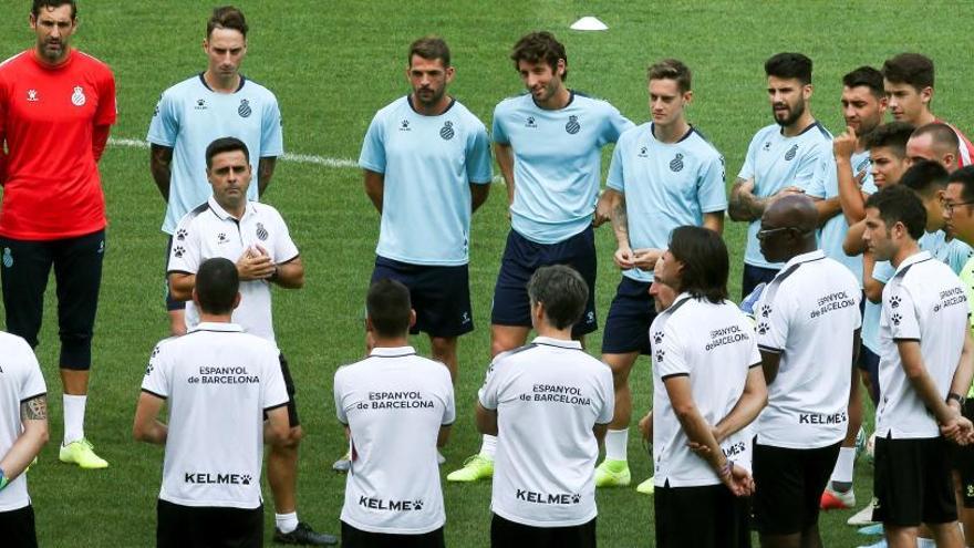 David Gallego, al centre, fent la xerrada tècnica abans de l&#039;entrenament de dimecres a l&#039;RCDE Stadium