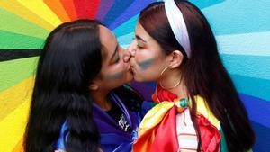 Dos mujeres se besan en Guadalajara (México), en el marco de los actos de celebración del Día del Orgullo Gay.