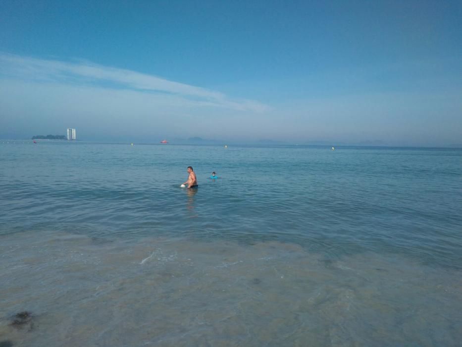 Los bañistas vuelven a Samil pese a que se desacon