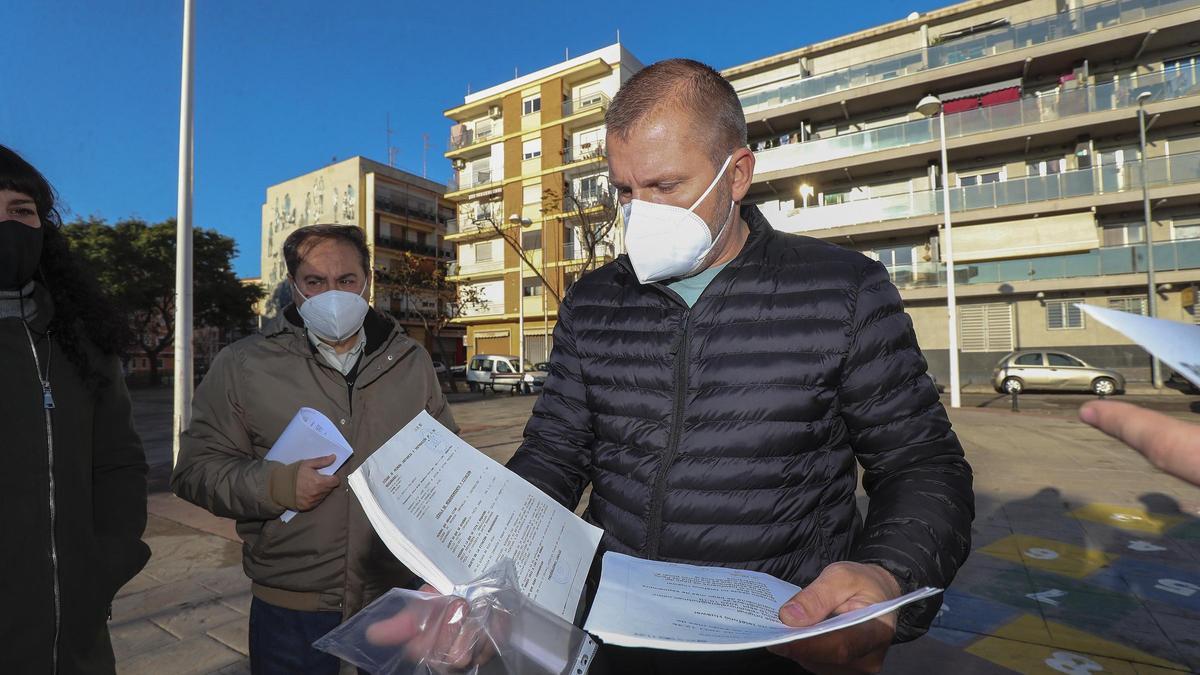 Uno de los vecinos con la demanda enviada por la Sareb