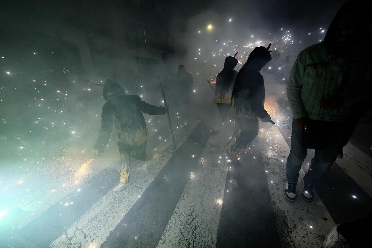 Galería: El correfocs de Dimonis de la Plana recorre las calles de Castelló