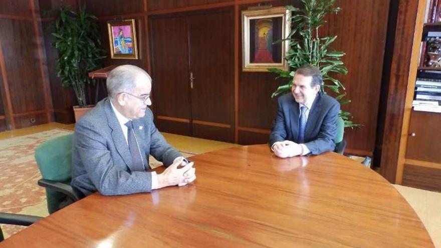 José García Costas y Abel Caballero, en el Concello. // FdV