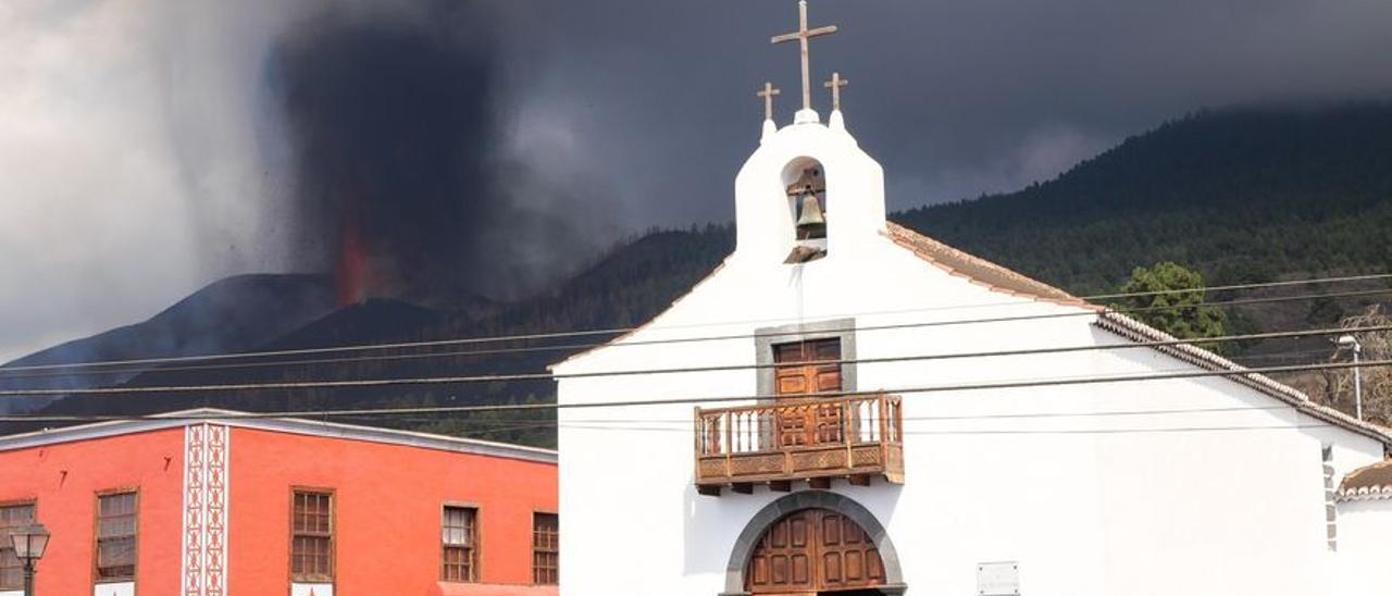 El volcán de La Palma, desde la Iglesia de Tajuya.