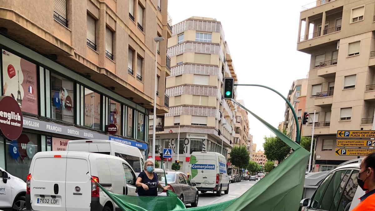 Susto por un toldo que salió volando