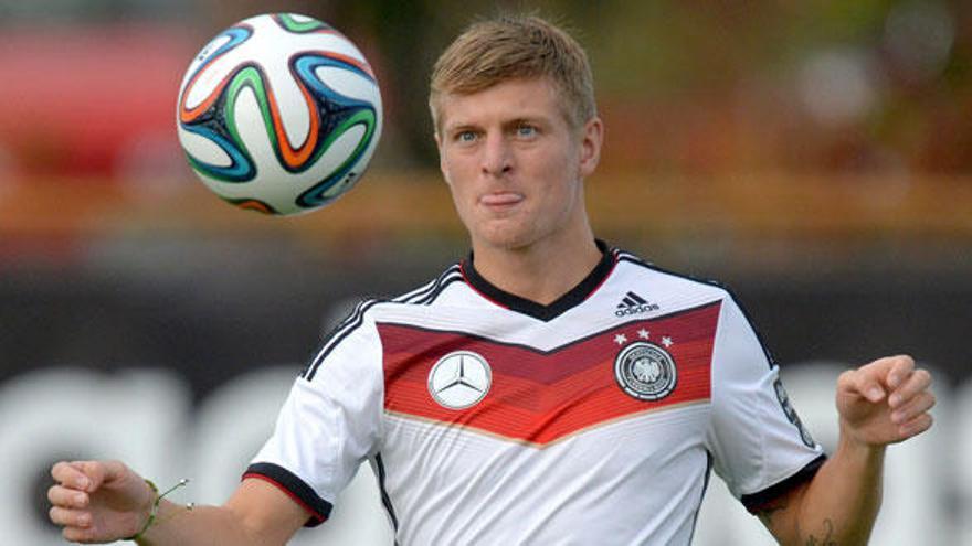 Toni Kroos entrena con  la selección alemana.