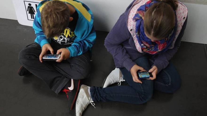 Educación estudiará con los equipos directivos si prohibir los móviles en las aulas