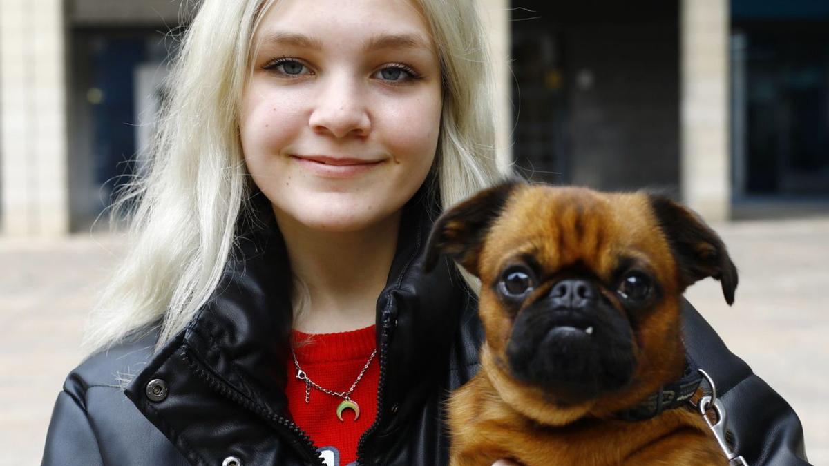 Oleksandra Spirina, natural de Kharkiv, posa junto a su perro Jack esta semana en Zaragoza.  | JAIME GALINDO