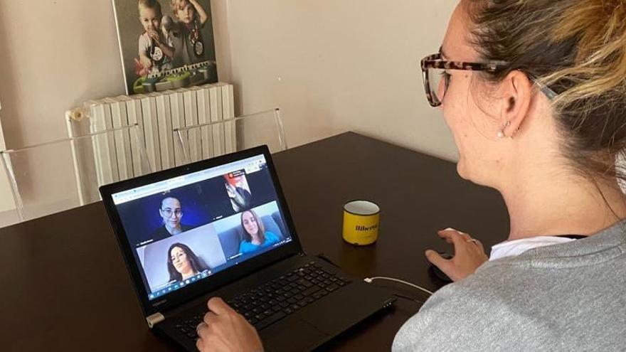 Classe virtual des d&#039;una llar en connexió amb alumnes de l&#039;escola Montserrat de Sant Vicenç de Castellet