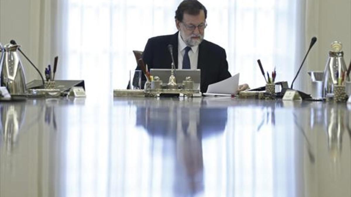 Mariano Rajoy, en la mesa del Consejo de Ministros, el sábado, en la Moncloa.
