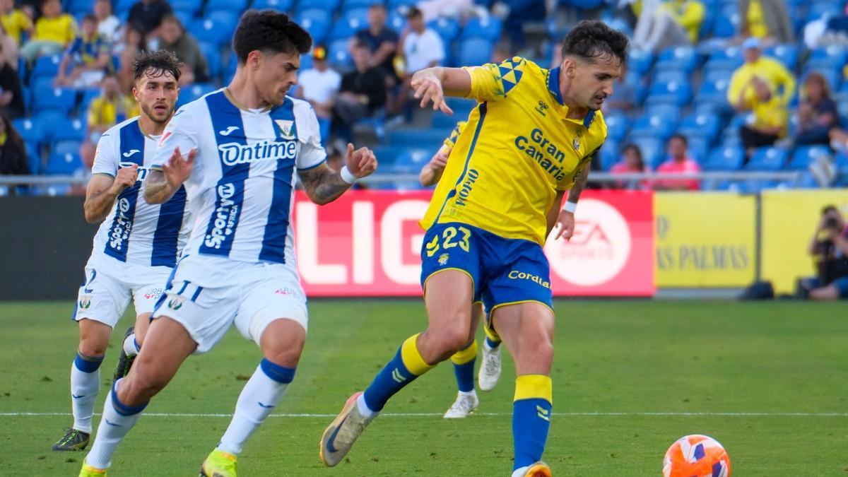 Juan Cruz, del Leganés, junto a Javi Muñoz, de la UD Las Palmas, en LaLiga