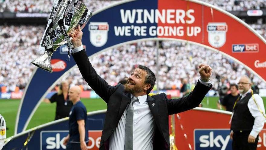 Jokanovic celebra en Wembley el ascenso de su equipo a la Premier League.