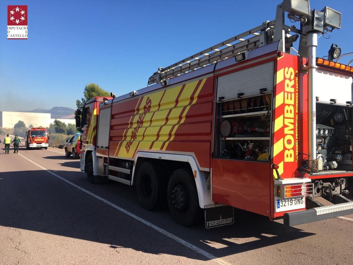 Incendio tras caer un camión por un barranco en l'Alcora