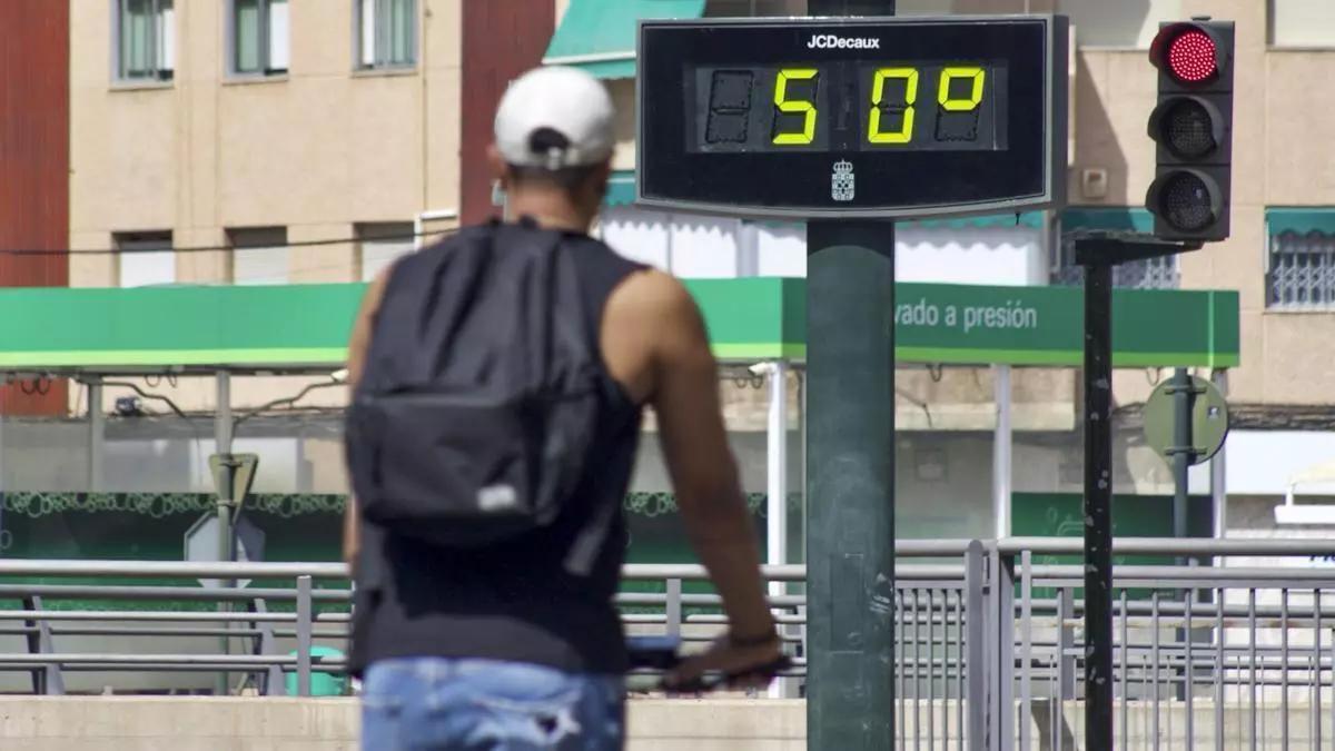 Un termómetro marca 50º en Murcia.