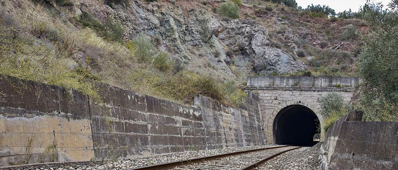 Túnel de la línea férrea entre Xàtiva y el Genovés en el que Adif tiene previsto acutar, ayer.