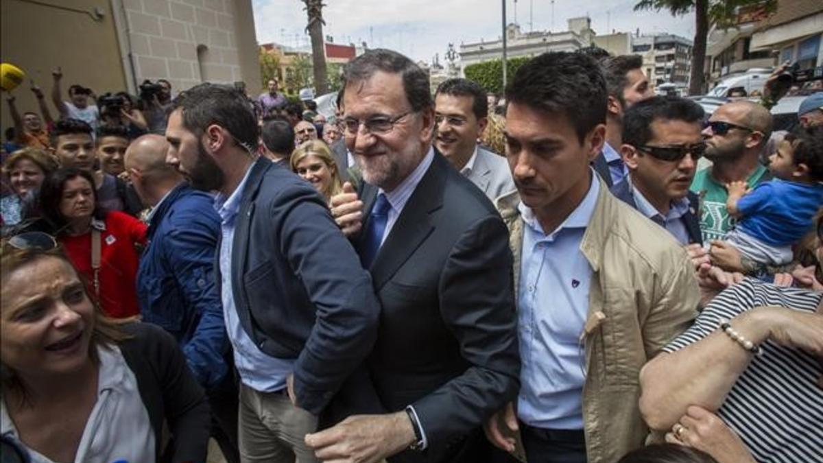 El Presidente en funciones, Mariano Rajoy, increpado a su llegada al municipio de Alfafar en Valencia