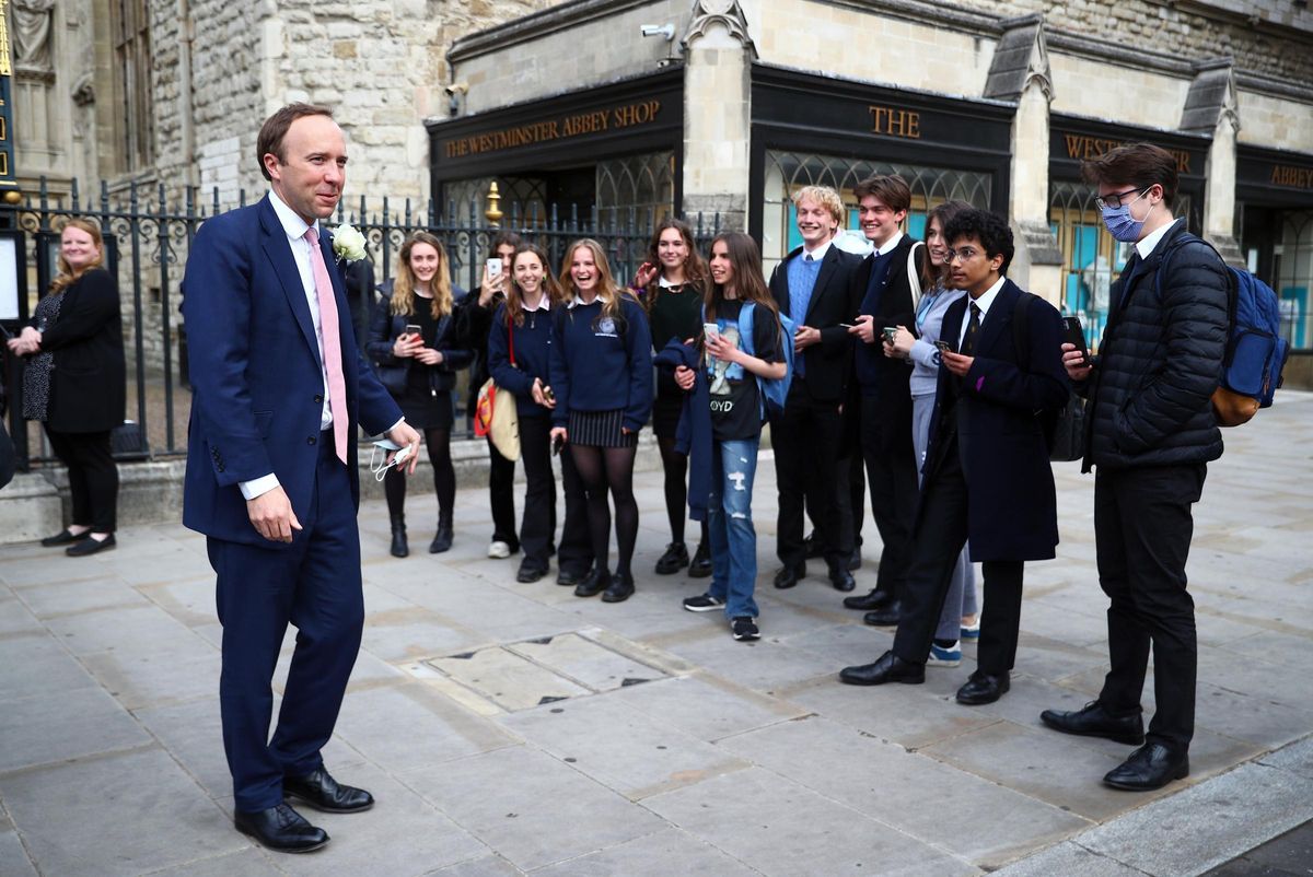 Dimiteix el ministre de Sanitat britànic per trencar les normes anti-Covid Dimiteix el ministre de Sanitat britànic per trencar les normes anti-Covid