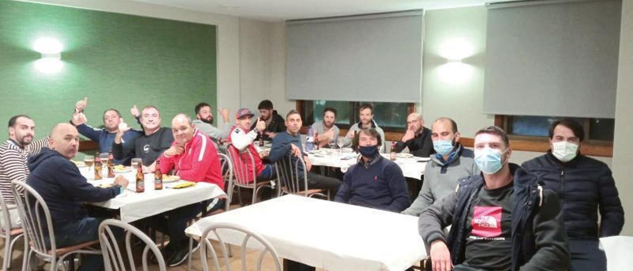 Dos grupos de peregrinos lusos que pernoctaron el domingo en el San Roque de Soutelo de Montes.