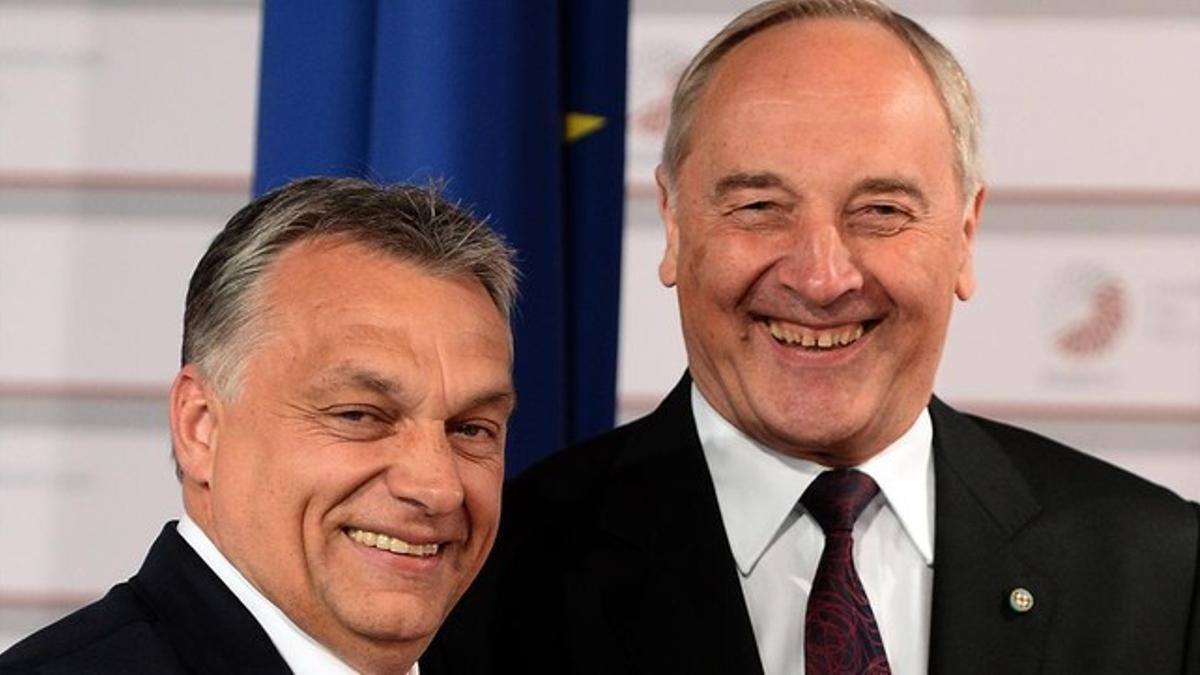 Orbán (izquierda) sonríe junto al primer minstro de Letonia, Andris Berzins, este jueves en Riga.