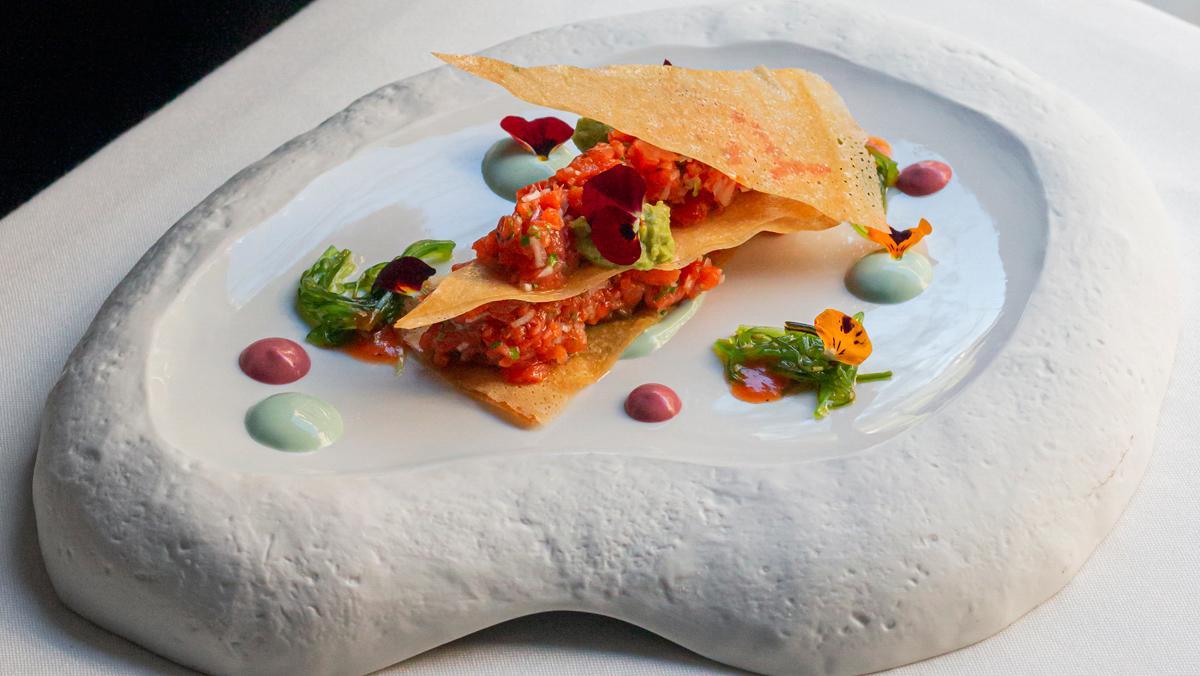 Tartar de salmón salvaje de Alaska con milhojas crujiente y gel de albahaca, del Nectari.