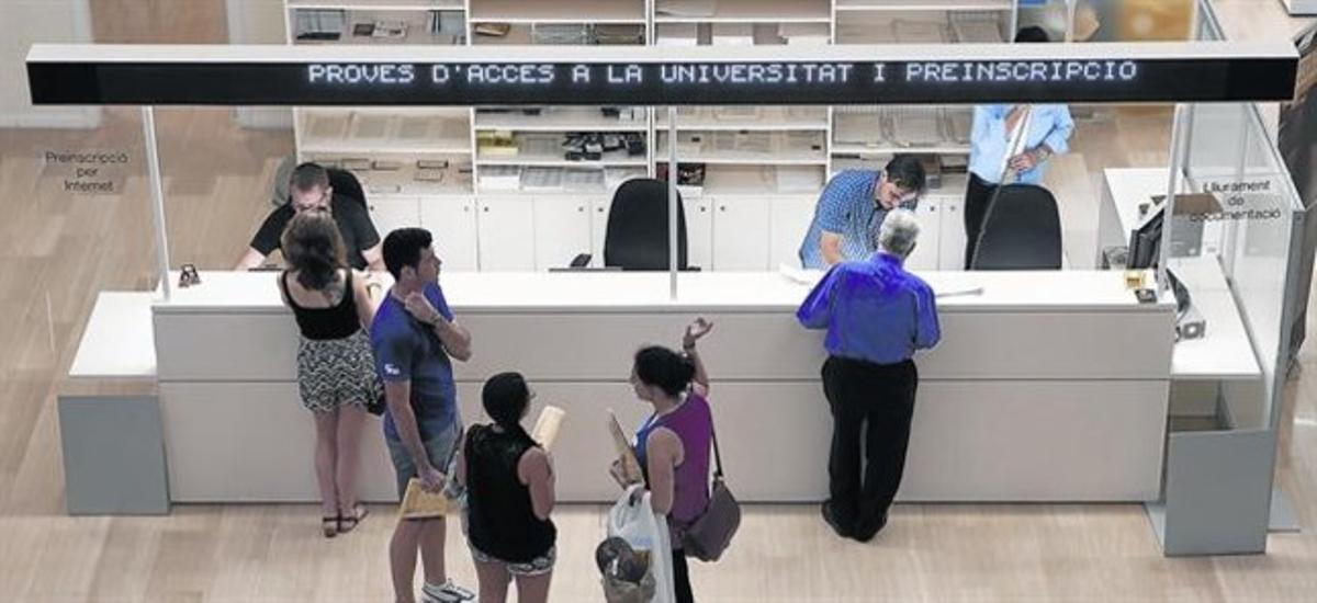Diversos joves es matriculen per poder-se examinar de la prova de selectivitat al servei instal·lat a la seu de la secretaria general d’Universitats, ahir. Diversos joves es matriculen per poder-se examinar de la prova de selectivitat al servei instal·lat a la seu de la secretaria general d’Universitats, ahir.