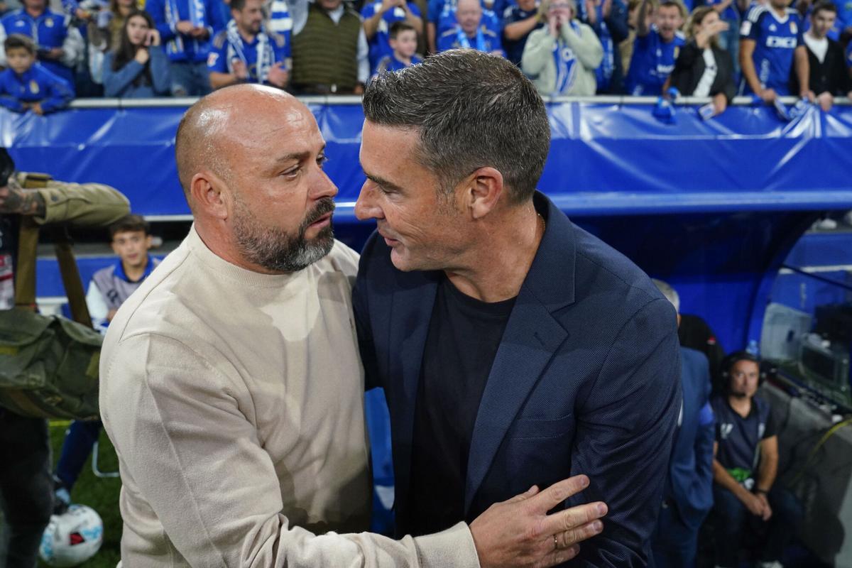 Manolo González y Luis Carrión se saludan antes del partido en Oviedo.