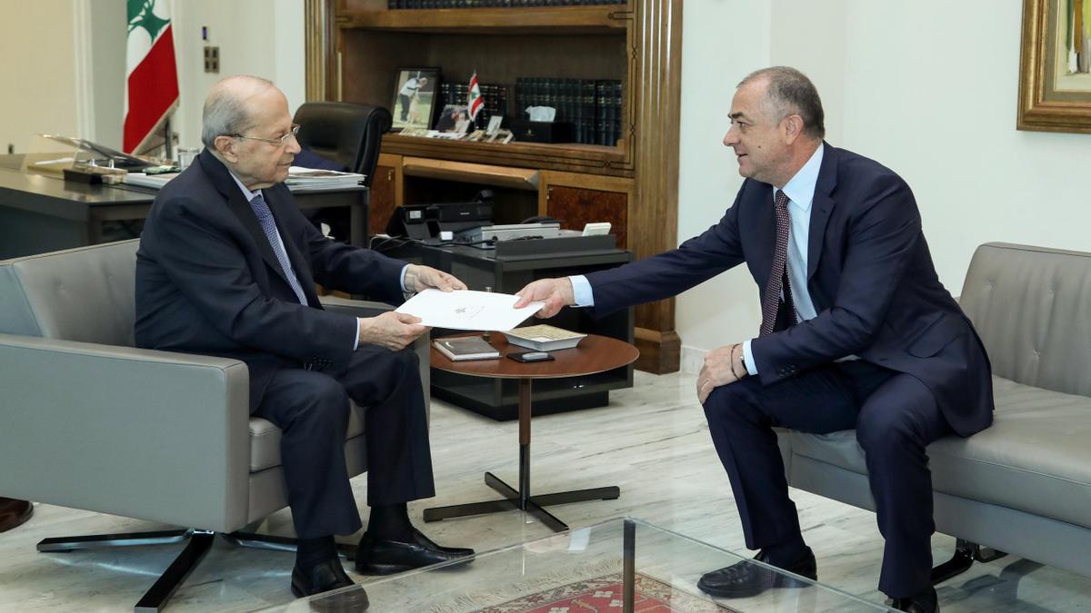 El negociador libanés, Elias Bou Saab, entrega el borrador a su homólogo israelí, Michel Aoun.