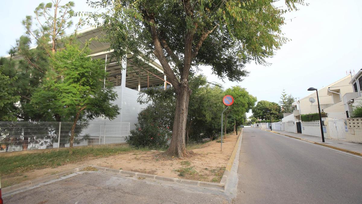 El trinquet municipal de Gandia, a la izquierda y, al otro lado de la calle, que ya es Benirredrà, una hilera de viviendas que protestaron por la obra.