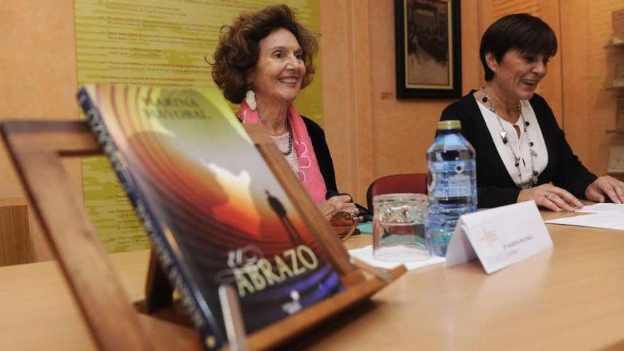 La escritora lucense, con la directora de la casa museo, Xulia Santiso.