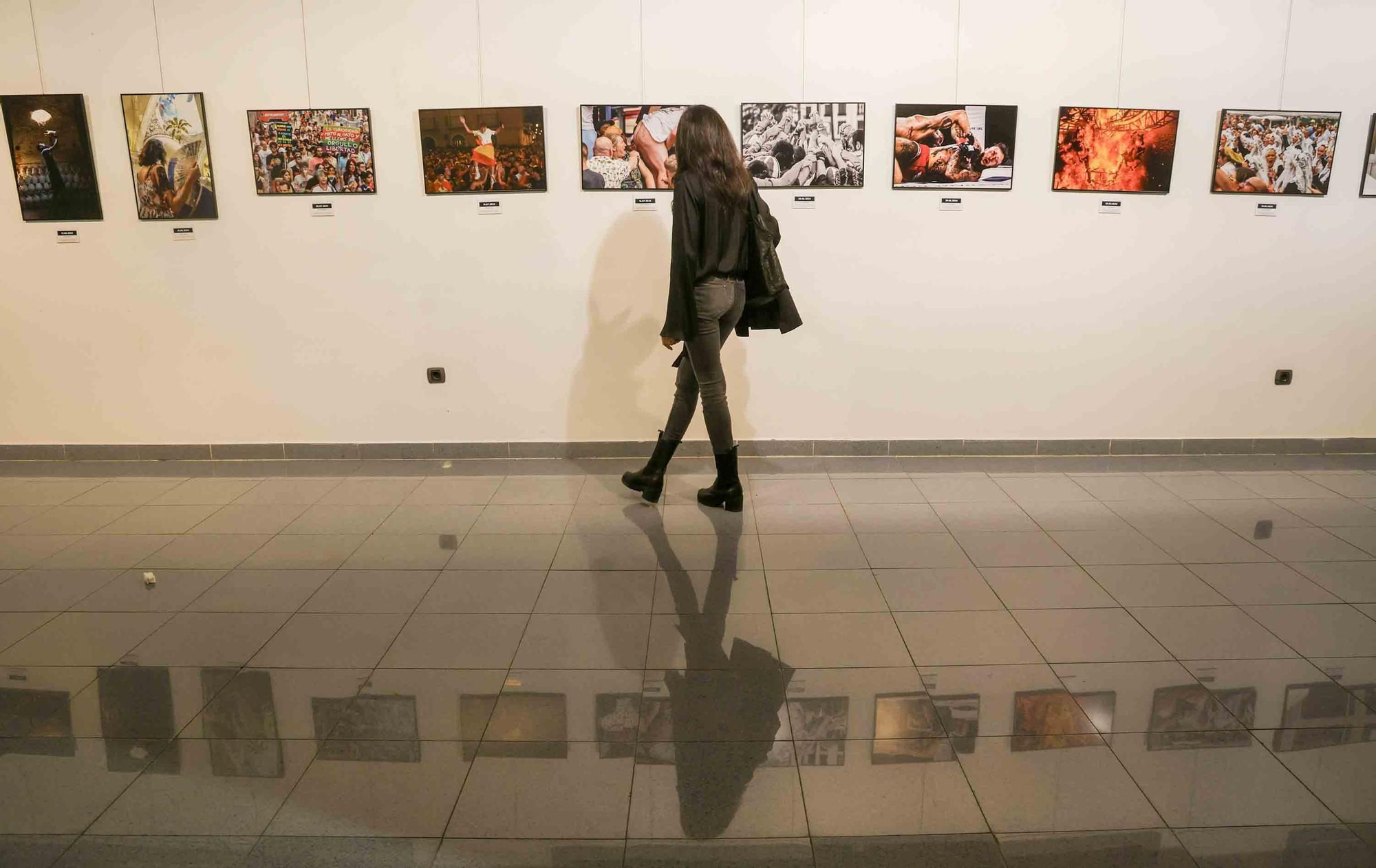 lleno total en la inauguración de INFotoperiodistas 2024,. un año de fotografía de prensa en Alicante