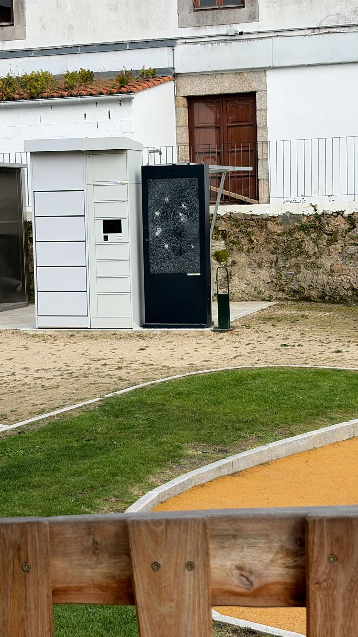 Pantalla led del parque de Cabildos, destrozada a pedradas.