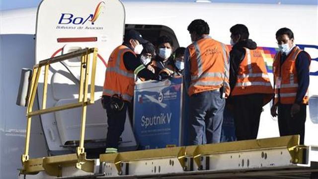 Llegada de la vacuna rusa al aeropuerto boliviano de El _Alto, en La Paz.