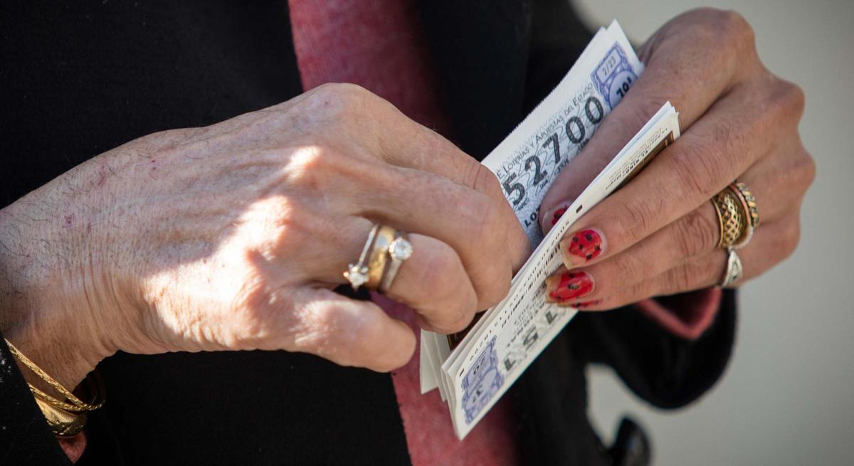 Décimo de Lotería de Navidad en manos de una jugadora.
