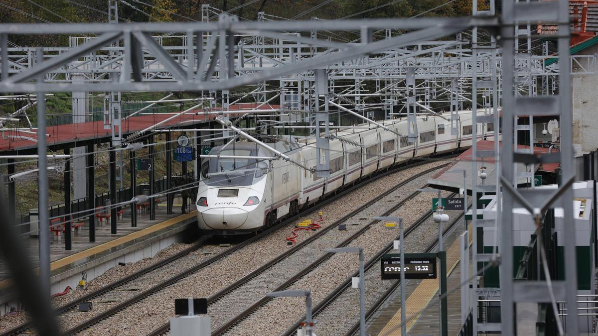 Un tren Alvia entrando en la estación de Pola de Lena