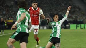 CORRIGE FOTÓGRAFO SEVILLA, 16/04/2026.- El delantero del Betis Antony dos Santos (d) cae junto a Gabriel Martínez, del SC Braga, durante el partido de vuelta de cuartos de final de Liga Europa que disputan Real Betis y SC Braga este jueves en el estadio de La Cartuja, en Sevilla. EFE/Julio Muñoz